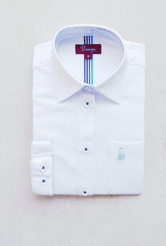 חולצה מכופתרת עם כיס בצבע לבן