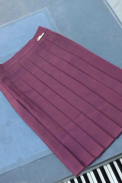 חצאית פליסה בצבע בורדו דגם פעמונים