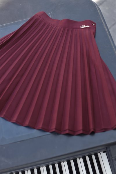 חצאית בצבע בורדו דגם אקורדיון פעמונים