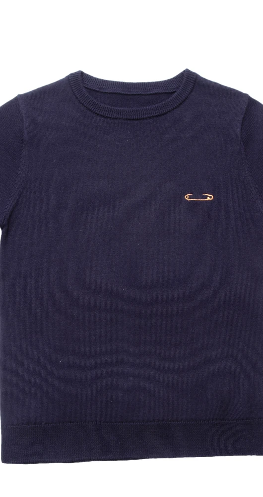 סריג כחול עם רקמת סיכה וכפתורי זהב בשרוול