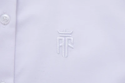 חולצה לבנה עם סרט נשלף