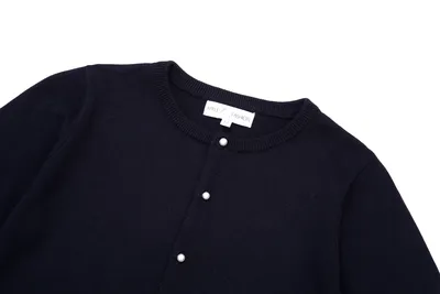 סריג כחול עם כפתורי פנינה