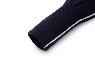 סריג כחול עם פס לבן בשרוול